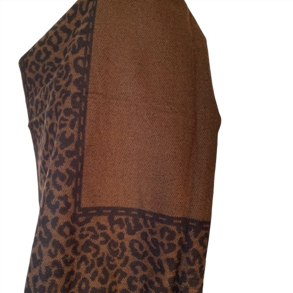 Character club reversible leopard print shawl - Picture 7 of 8